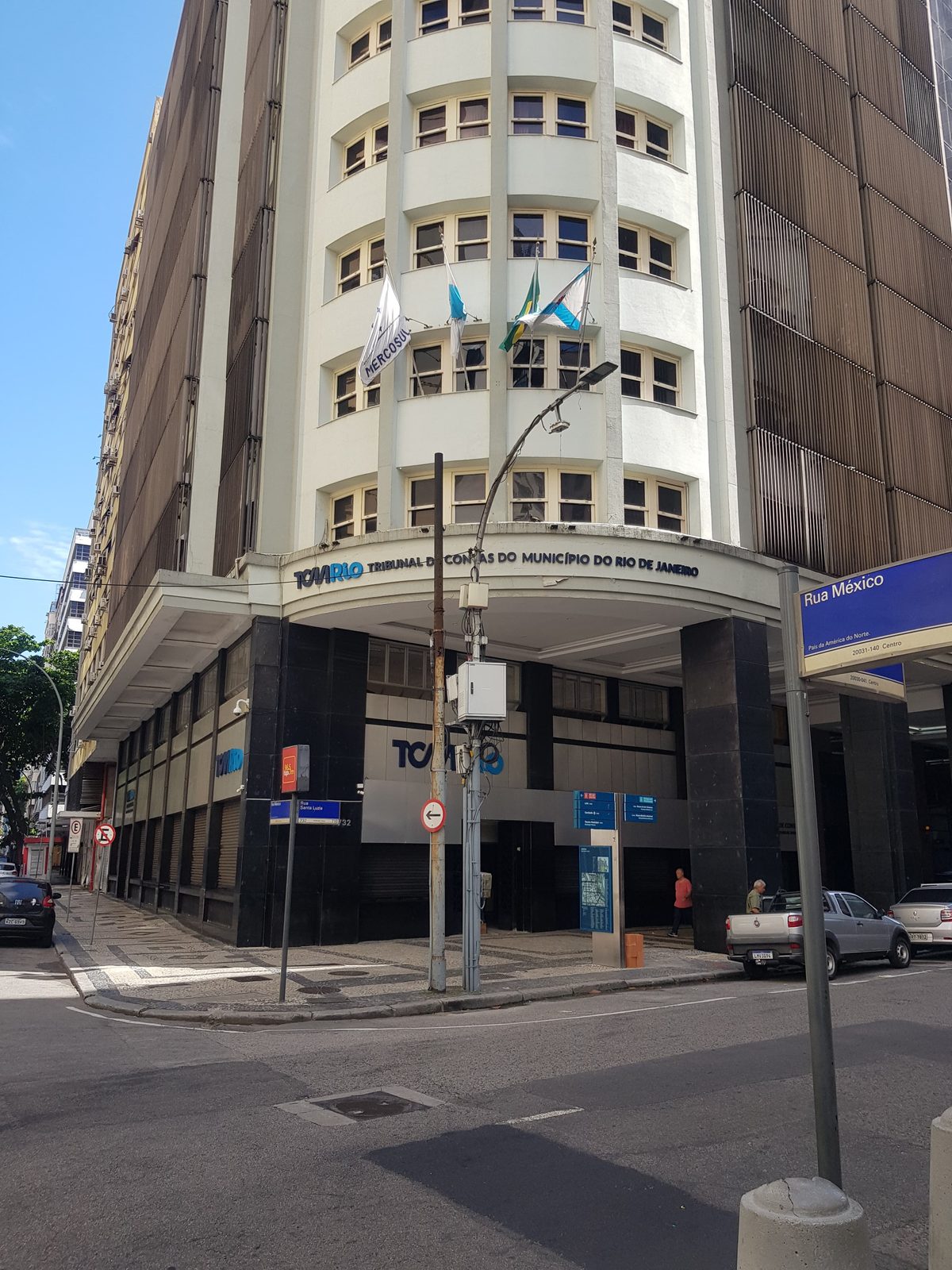 Construção de Painel Ripado em Marcenaria - TCMRJ